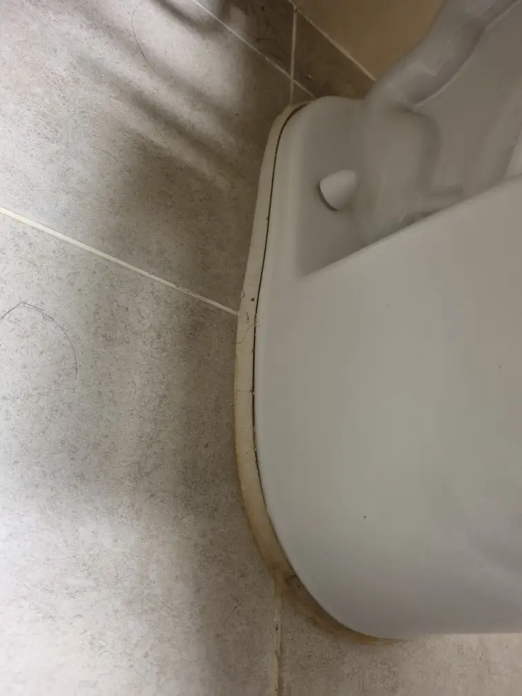 변기 흔들거림 백시멘트 작업으로 안정적인 변기 설치 완료